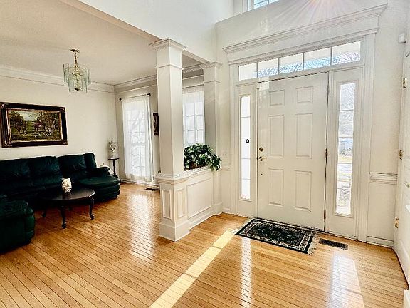 4th image of 9 Ridings Way #8