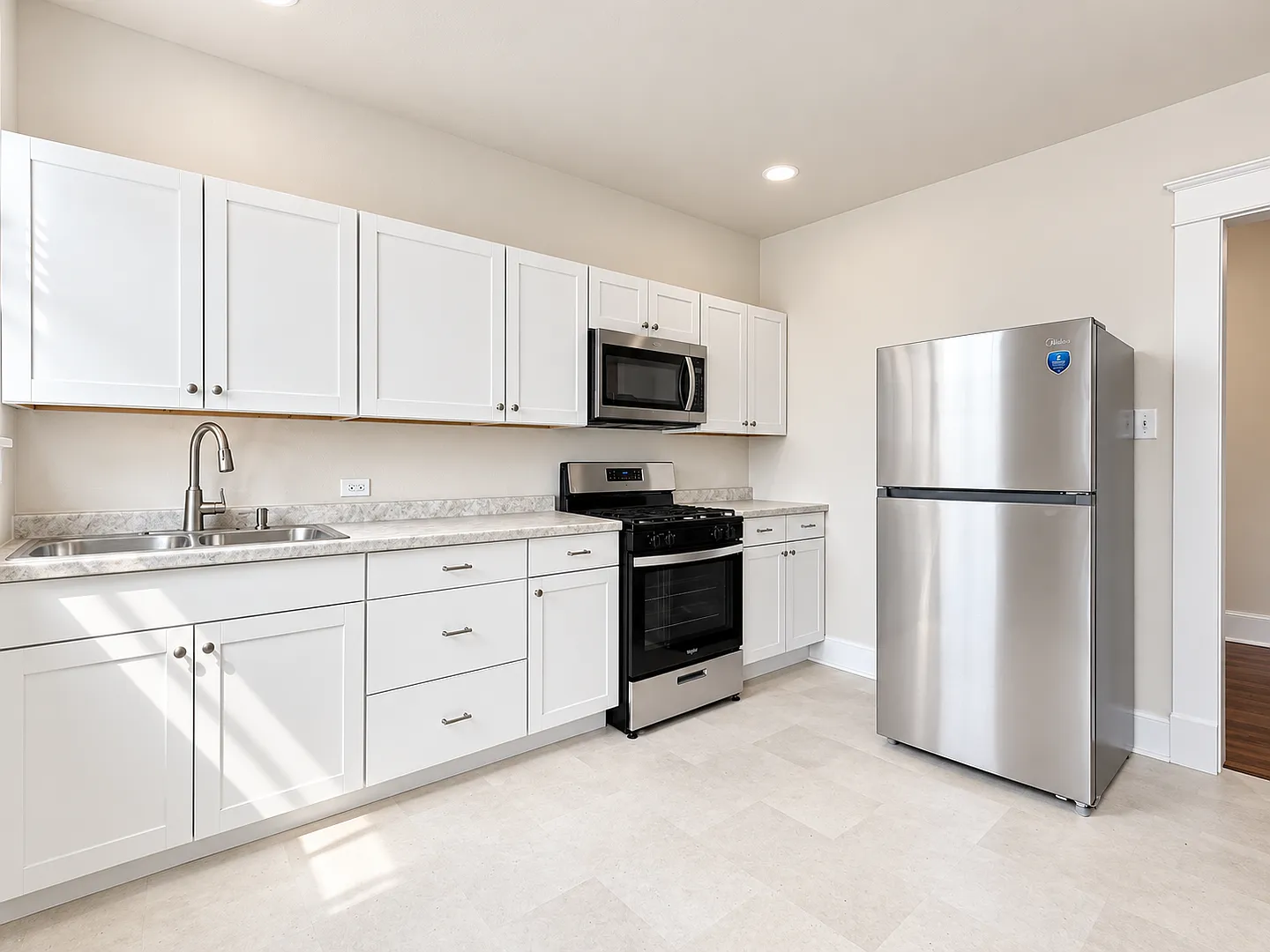 Renovated 2-Bedroom with Rooftop Access Near Downtown & San Pedro Springs — Photo 3