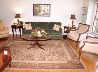 9 Hawkins Cir, Wheaton, IL 60189