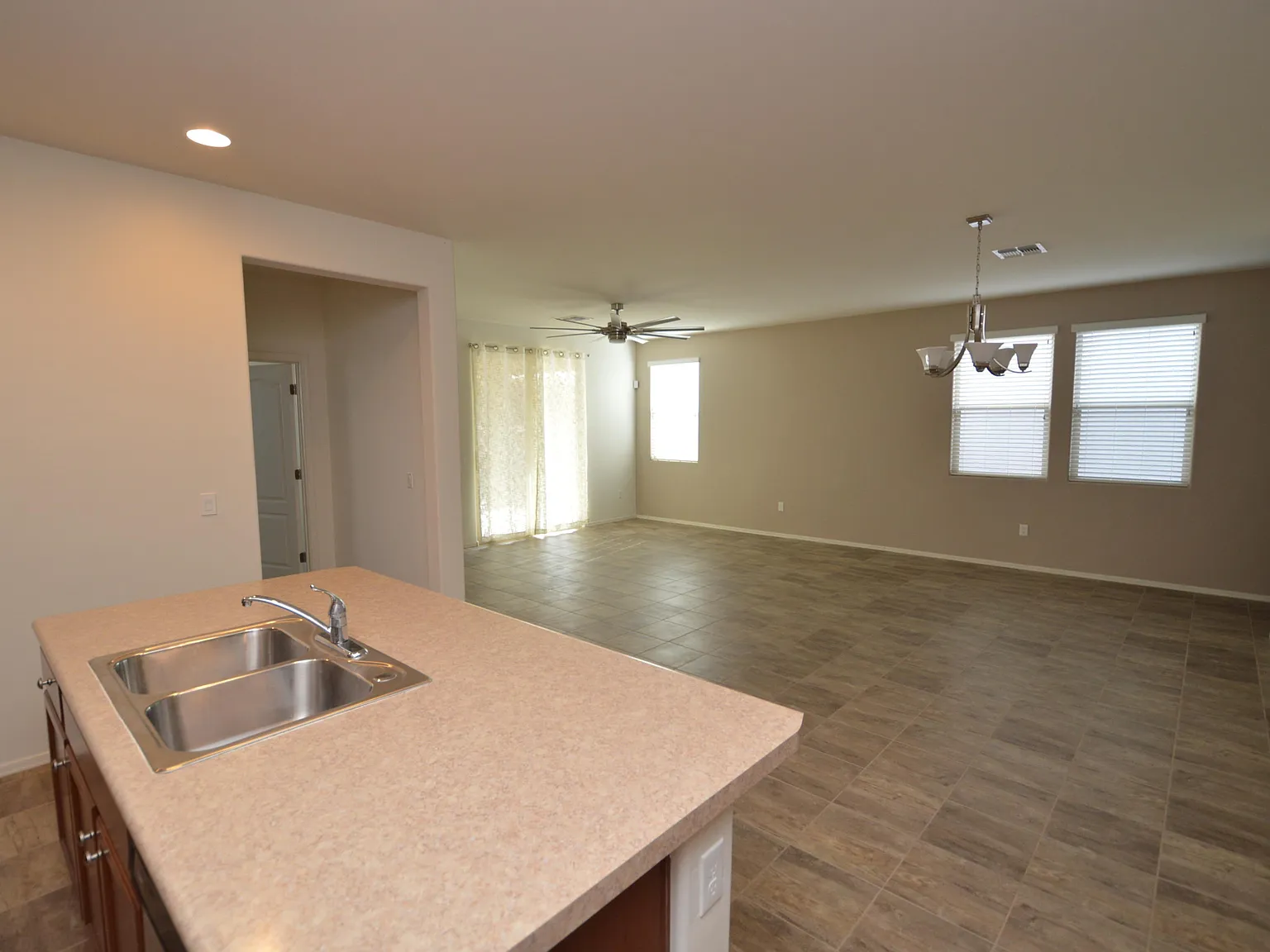 3 bed, 2.0 bath, 1465 sqft, $1,795 — Photo 4