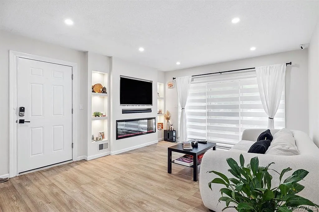 2 bed, 2.0 bath, 1200 sqft, $3,000 — Photo 2