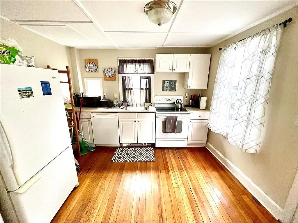 3 bed, 1.0 bath, 1392 sqft, $2,700 — Photo 2