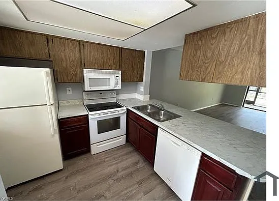 2 bed, 752 sqft, $1,374 — Photo 3