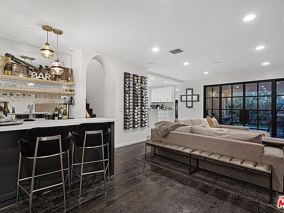 3rd image of 3159 Thatcher Ave