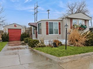 126 Pinehurst Dr, West Des Moines, IA 50265