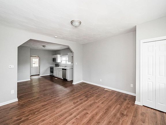 5th image of 2122 Craig St