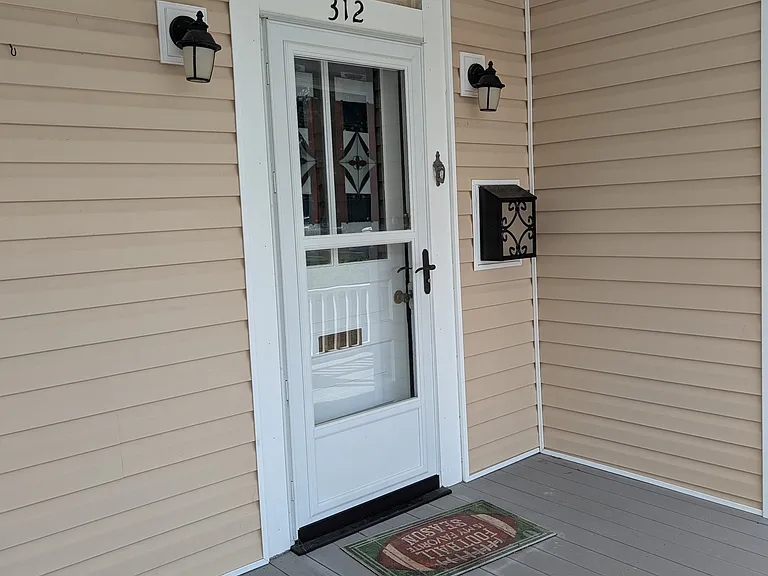 W John St — Photo 1