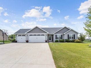 W7153 Englewood Dr, Greenville, WI 54942