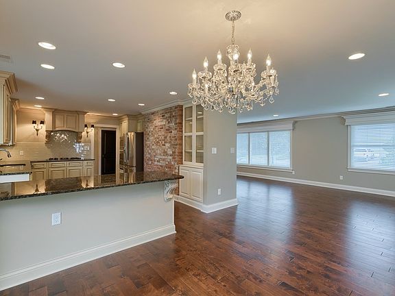 5th image of 324 Saint Claire Dr