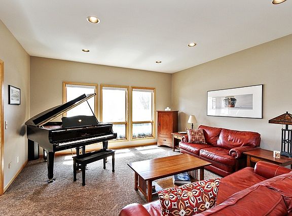 3rd image of 470 Jennifer Ln