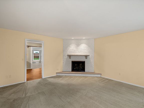 4th image of 383 Tidd Dr