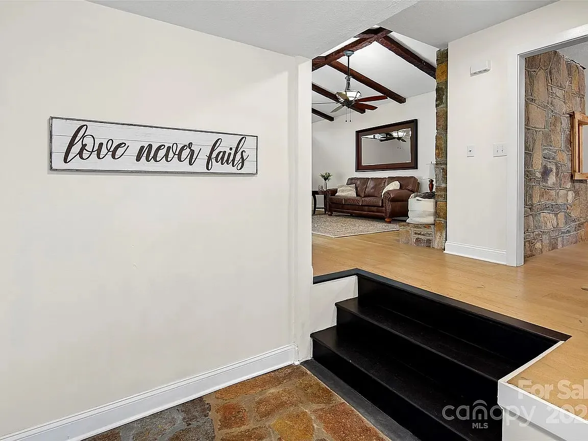 3 bed, 2.5 bath, 2200 sqft, $2,850 — Photo 4