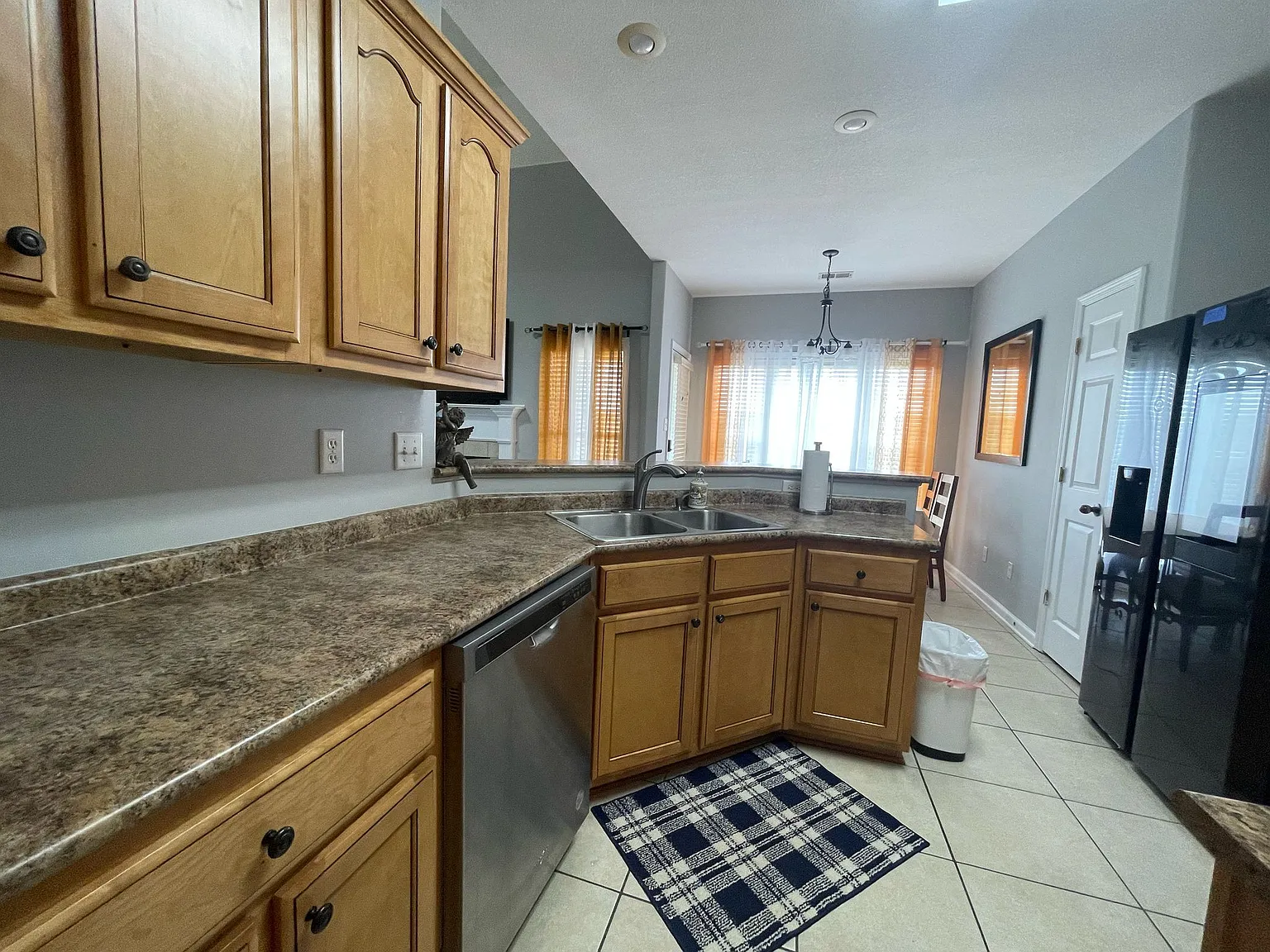 5 bed, 1901 sqft, $8,495 — Photo 2