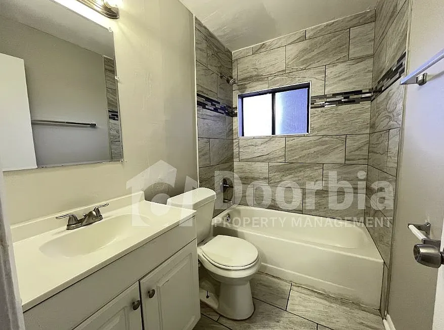 2 Bedroom, 1 Bathroom Duplex Downstairs Unit — Photo 3