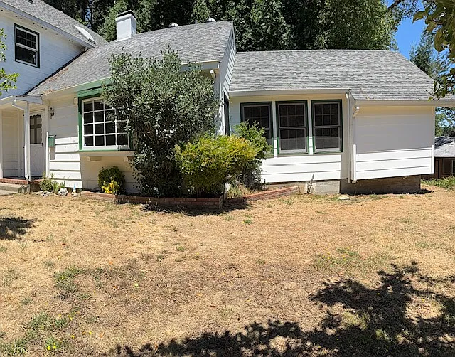 598 Redwood Ave — Photo 2