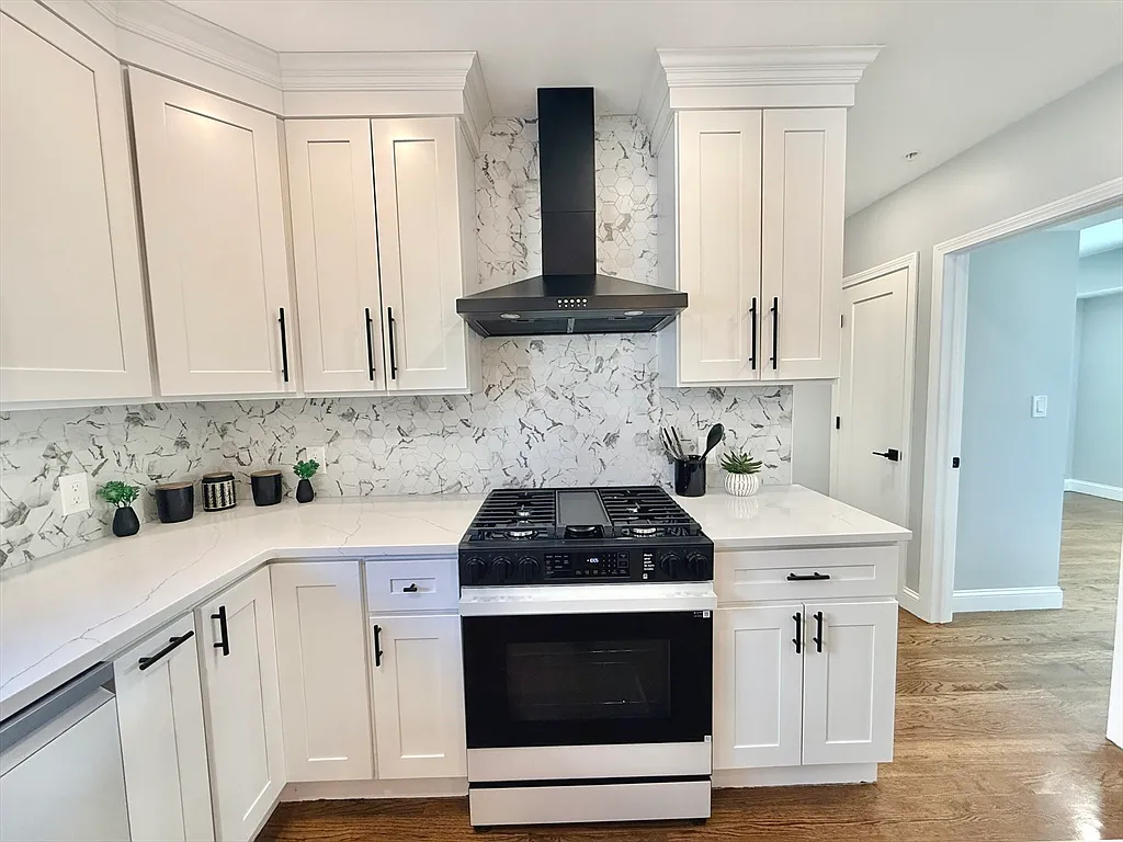 3 bed, 1.0 bath, 988 sqft, $3,650 — Photo 4