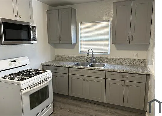 2249 Myrtle Ave — Photo 4
