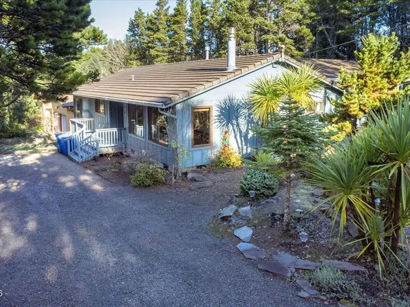 5740 Palisades Dr, Lincoln City, OR 97367