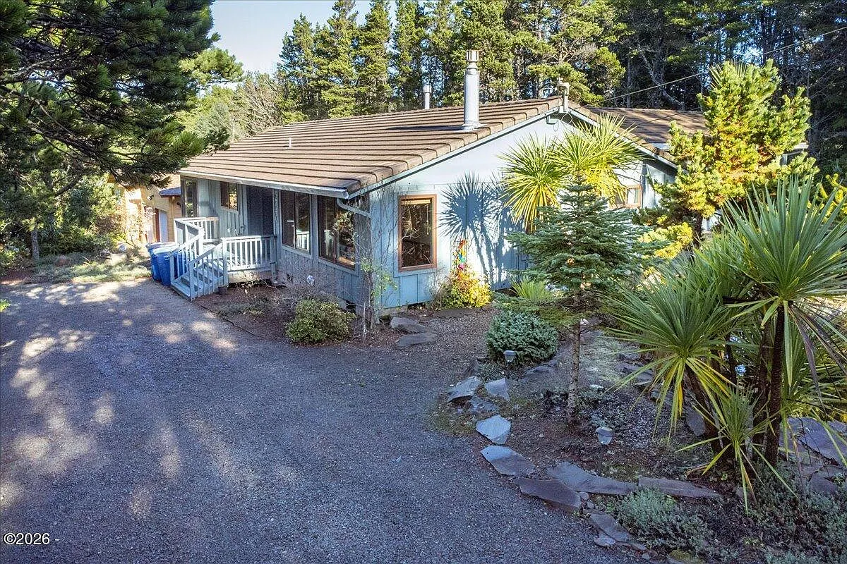 5740 Palisades Dr photo 1