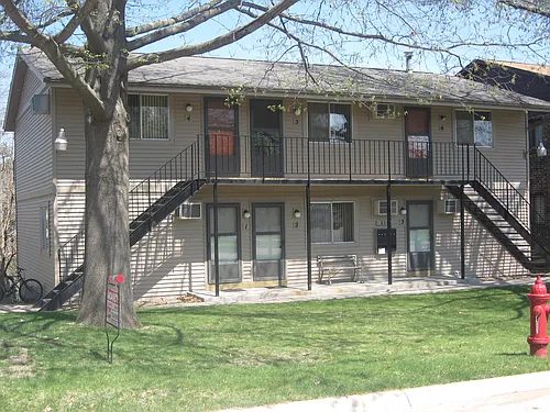828 Oakcrest St Photo 1