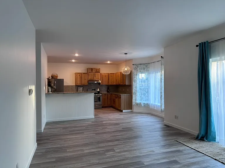 330 S Olympic Ave — Photo 6
