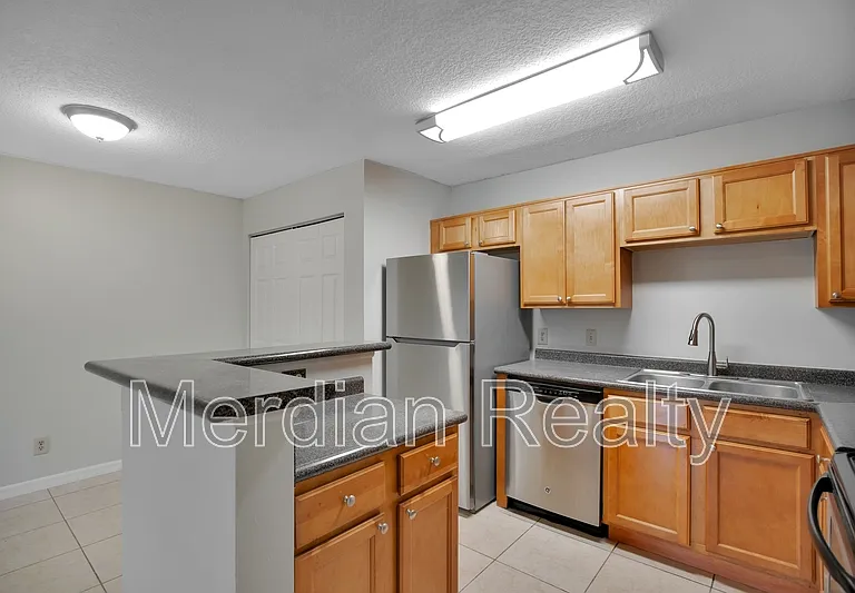 305 Lakepointe Dr #104 — Photo 2