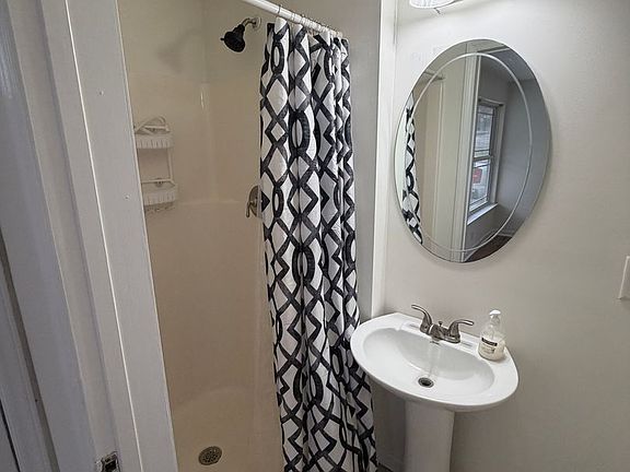 5th image of 1012 Desoto Ave