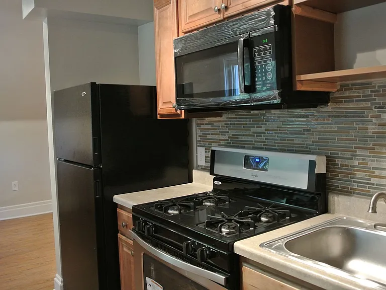 One and Two Bedroom Apartment Building — Photo 4