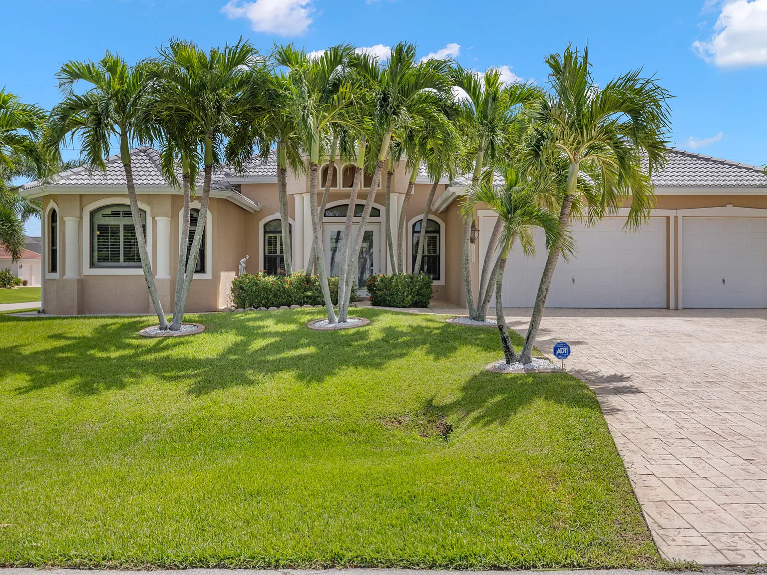 Spacious Heated Pool Home 3 bed 3 bath w/3 car garage — Photo 2