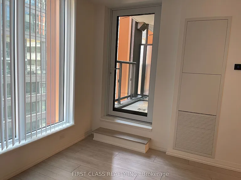 400 King St W #520 — Photo 3