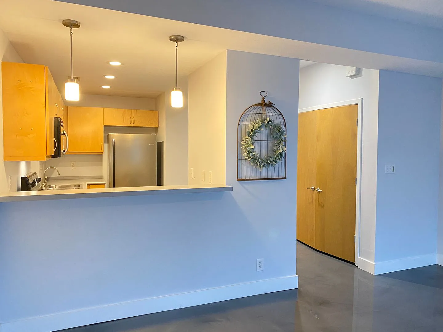 Trendy Downtown Condo! 2 bedroom & 1.5 bath. — Photo 3