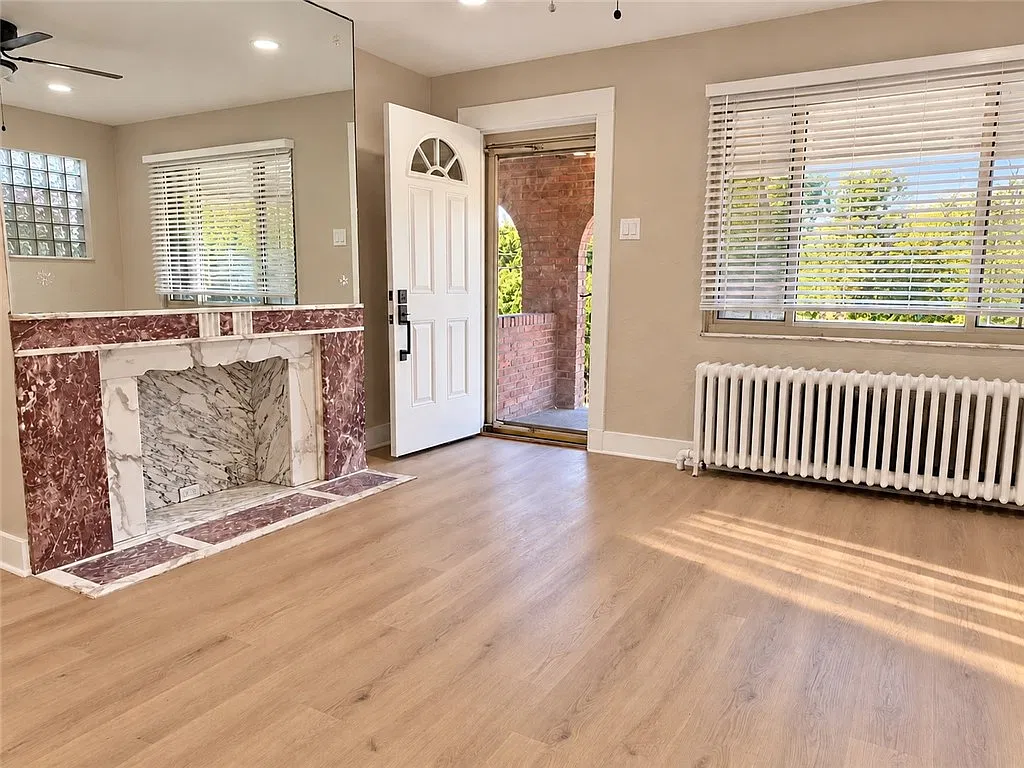 3 bed, 1.5 bath, 1366 sqft, $2,100 — Photo 3