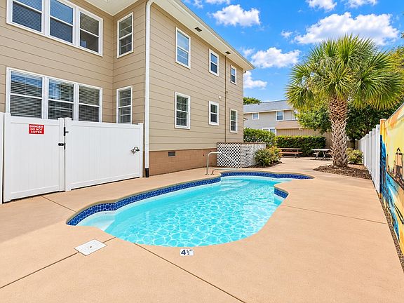5th image of 3908 Seaview St.