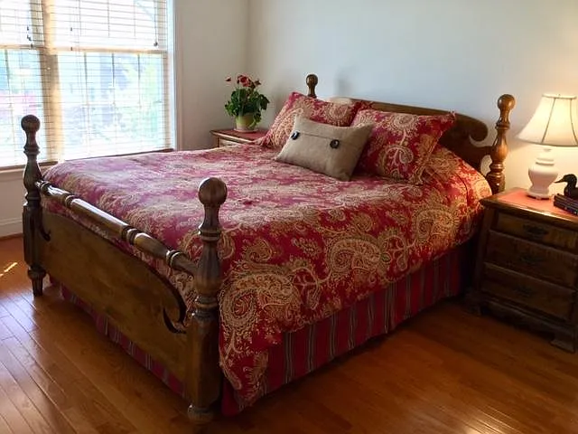 Bedroom with high ceiling.