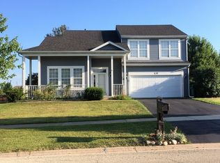 137 Edgewater Ln, Sugar Grove, IL 60554