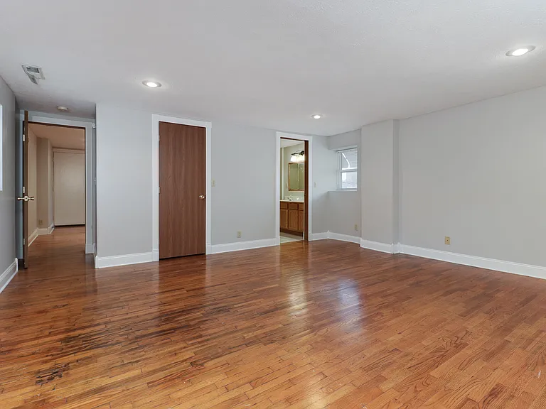 229 1/2 E Front St #2D — Photo 9