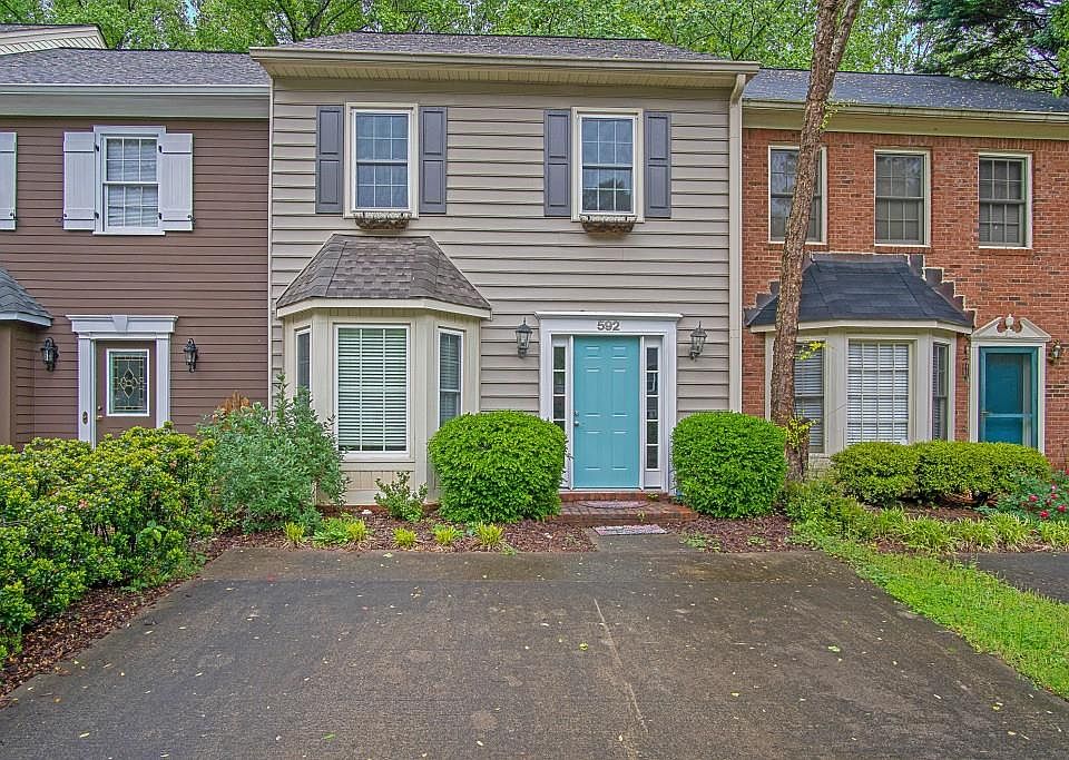 1st image of 592 Saint James Walk SE