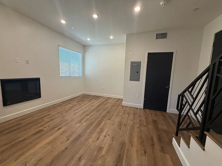 14550 Burbank Blvd #102 — Photo 4