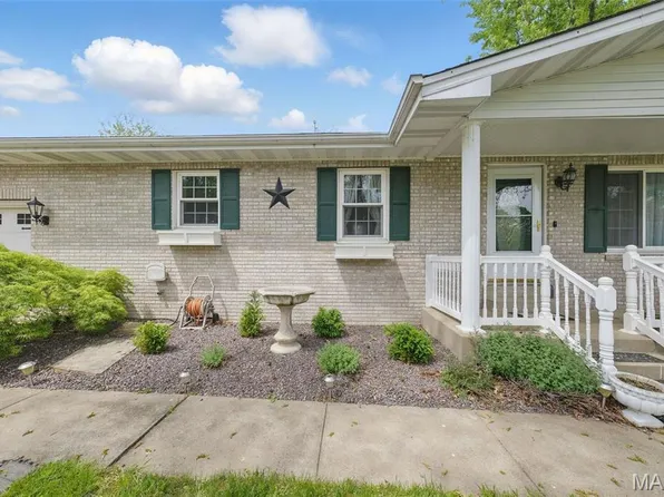 207 Hillcrest Dr, Elsberry, MO 63343