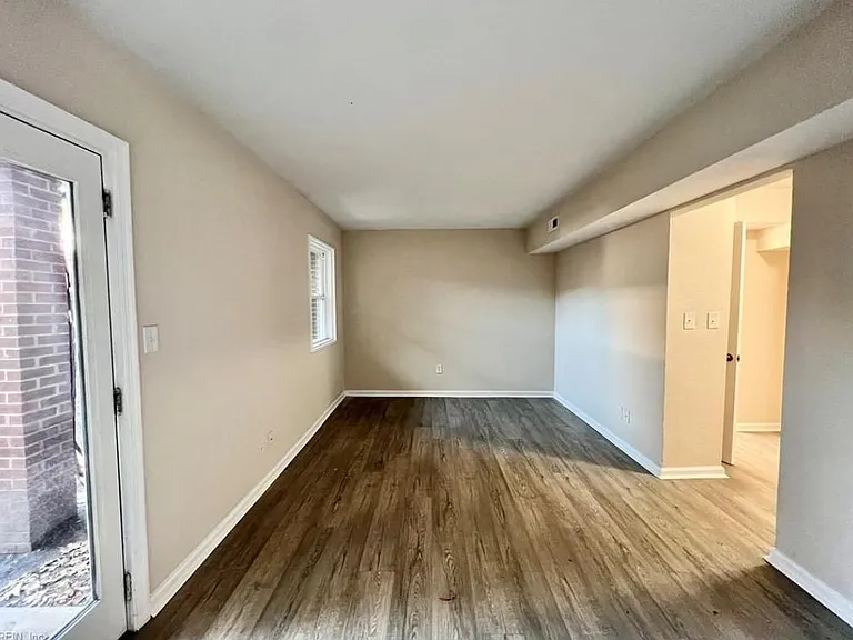 6505 Harvey Ct — Photo 9