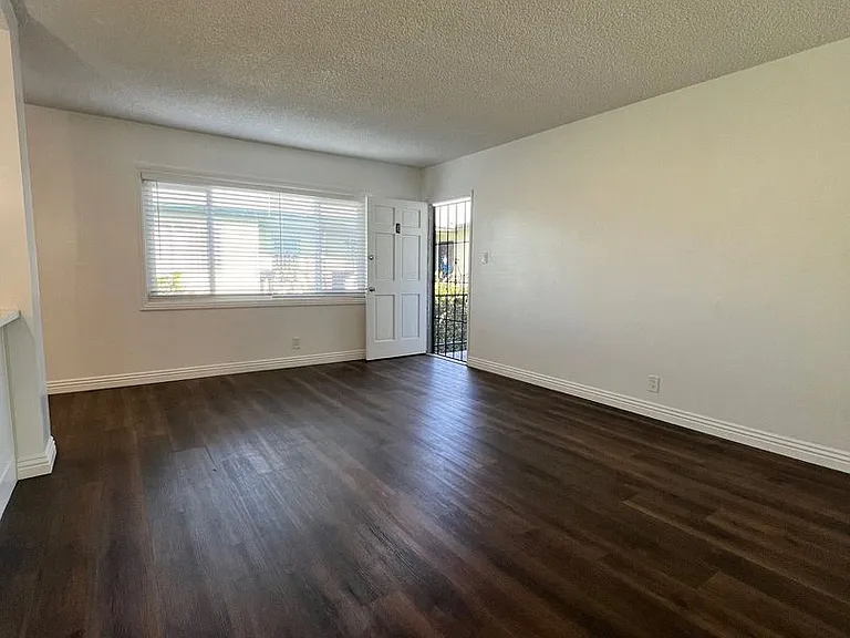 10222 S Dixon Ave — Photo 3