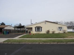 28 Beechtree Rd, Levittown, PA 19057