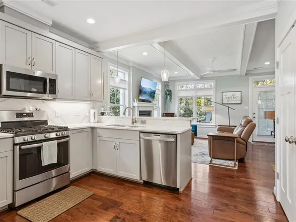 32 Village Park Ln, Poquoson, VA 23662