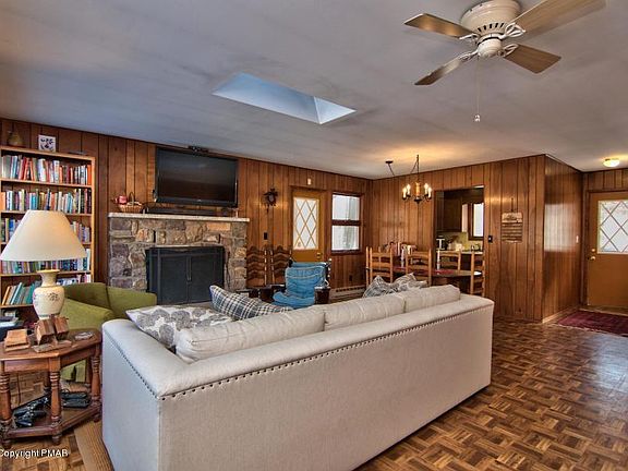 3rd image of 2376 Hillcrest Dr