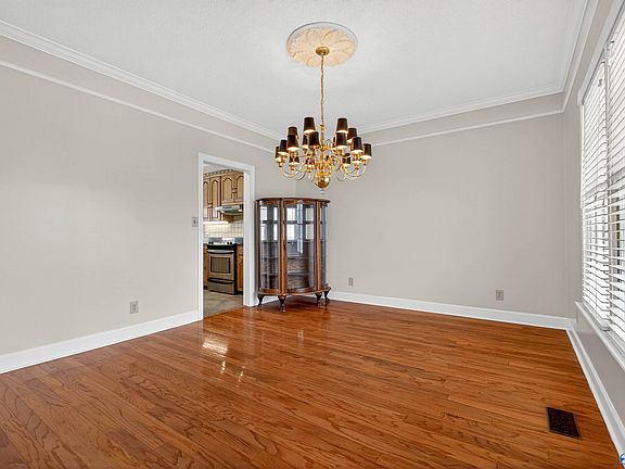 5th image of 308 Mayfield Ln NE