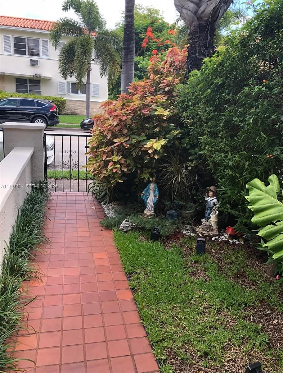 Building Photo - 248 Majorca Ave #248