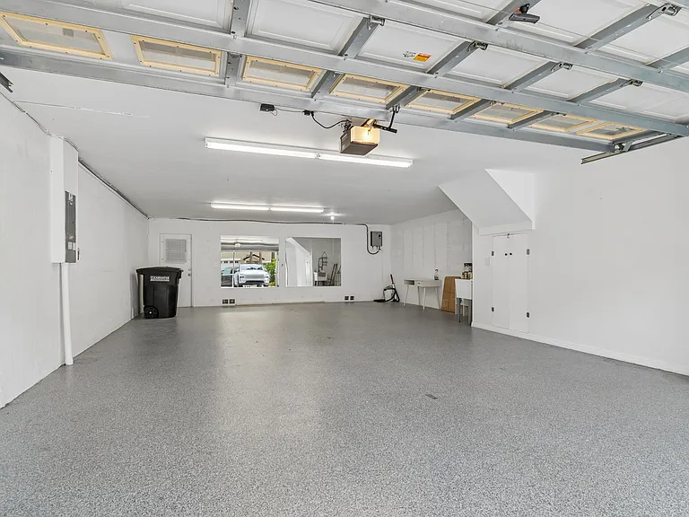 The tandem 4-car-garage is real!