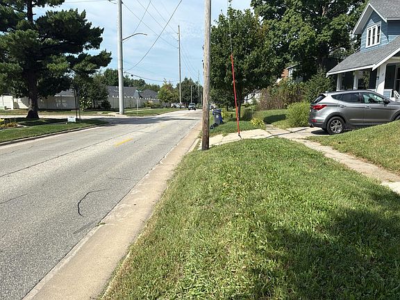 4th image of 610 32nd St NE