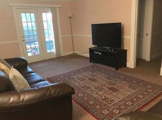 305 Green Hollow Dr, Iselin, NJ 08830
