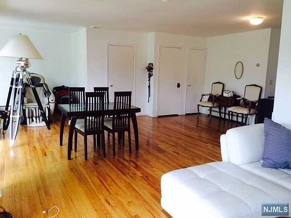3rd image of 425 Jane St #2